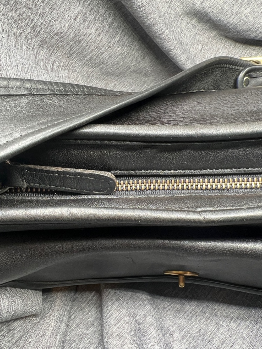 Coach Vintage Taft Black Leather Crossbody 9980 Bag with Brass-Tone Turn Lock - Picture 4 of 16